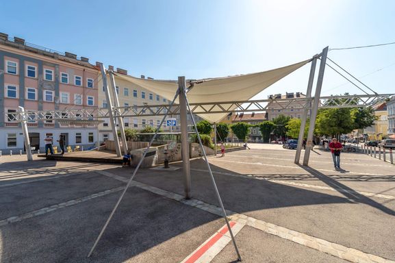 Platz mit Sitzmöglichkeiten und Beschattung